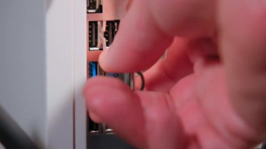Kişisel bir bilgisayara USB flash bellek yükleme ve çıkarma. Kapatın. Yüksek kalite 4k görüntü