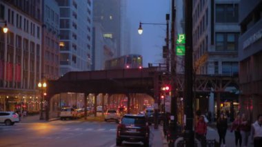Chicago şehir merkezindeki cadde elementleri. Sis tabakası altında. Şikago İl. USA 8 Ocak 2024. Yüksek kalite 4k görüntü