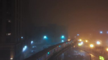 Sisli Gece 'de Yükseltilmiş Raylar' dan geçen tren. Chicago şehir merkezinde metro. Geniş açı. Yüksek kalite 4k görüntü