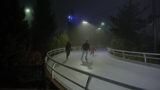 Группа Людей Катается Катке Парке Миллениум Ночное Туманное Время Широкий — стоковое видео