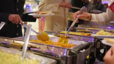 Triangle Büfesi Öğesi Yemek Tabakları Aşındırma Tabağı 'nın mekandaki görüntüsünü kapat. Kamera görüntüsünü değiştir. Yüksek kalite 4k görüntü