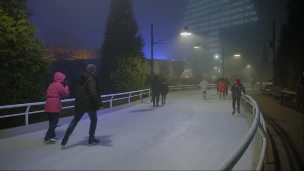 Emberek Egy Csoportja Korcsolyázik Jégpályán Millennium Parkban Éjszaka Széles Látókörű — Stock videók
