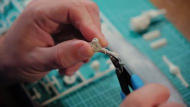 Çizimler ve talimatlara göre, insan derleyicisi plastik araba modeli masada. Yakın çekim. Yüksek kalite 4k görüntü