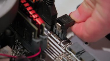 Bilgisayardaki ana karta veri bağlantısı kurun. Kapatın. Yüksek kalite 4k görüntü