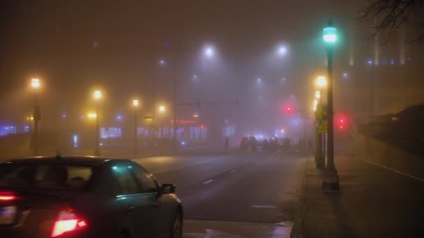 Autos Fahren Der Nebelverhangenen Nacht Auf Leeren Straßen Chicago Street — Stockvideo