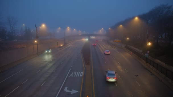 Carros Dirigem Longo Uma Estrada Nebulosa Com Pouca Visibilidade Nevoeiro — Vídeo de Stock