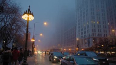 Chicago 'nun aşağısındaki sokaklar sisli. Geniş açı. Şikago İl. USA 8 Ocak 2024. Yüksek kalite 4k görüntü
