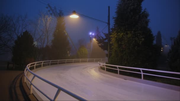 夜のミレニアムパークの空のスケートアイスリンク ワイドショット 高品質の4K映像 — ストック動画