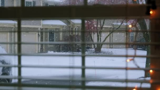 Padal Sníh Pohled Okna Výhled Přes Žaluzie Domu Zpomalený Pohled — Stock video