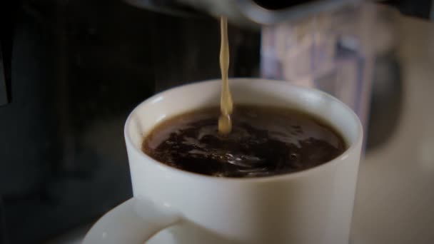 マシンからホワイトカップに注ぐブラックコーヒーのスローモーション 自宅やオフィスのキッチンで新鮮なカフェ クローズアップ 高品質の4K映像 — ストック動画