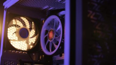 Kişisel bilgisayarın gücü, modern bilgisayarın fanatiğiyle soğutma ünitesi. Kapatın. Yüksek kalite 4k görüntü