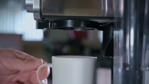 Медленное Движение Черного Кофе Льется Машины Белый Стакан Кафе Кухне — стоковое видео