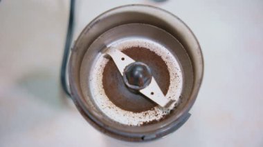 Kahve makinesine düşer, kahve çekirdeklerini öğütür. Ağır çekim. Yüksek kalite 4k görüntü