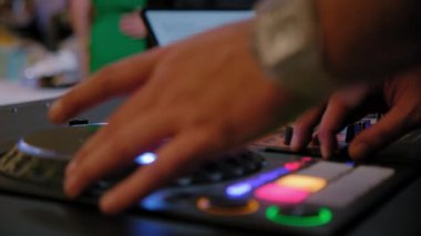 DJ Ses Karıştırıcı 'nın gece görüntülerini kapat, kamerayı taşı. Yüksek kalite 4k görüntü