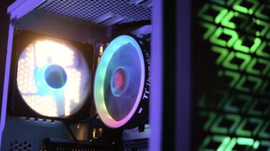 Kişisel bilgisayarı kapatma, modern bilgisayar fanatiğiyle soğutma ünitesi. Kapatın. Yüksek kalite 4k görüntü