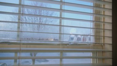 Evdeki eski pencerelerde yoğunlaştırılmış buz kabarcıkları. Soğuk kış zamanı. Geniş açılı pencereler. Yüksek kalite 4k görüntü