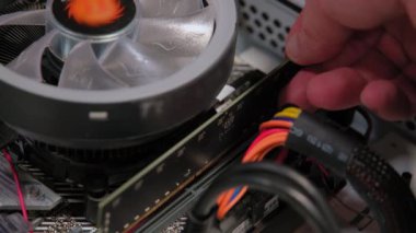Eller hafıza parçalarını bilgisayarda ana karta monte eder. Kapatın. Yüksek kalite 4k görüntü