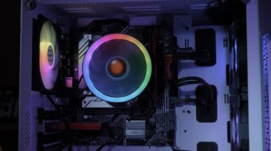 Kişisel bilgisayarda RGB ışığı, modern bilgisayar fanatiğiyle soğutma ünitesi. Kapatın. Yüksek kalite 4k görüntü