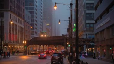 Chicago şehir merkezindeki akşam sokakları. Sis tabakası altında. Şikago İl. USA 8 Ocak 2024. Yüksek kalite 4k görüntü