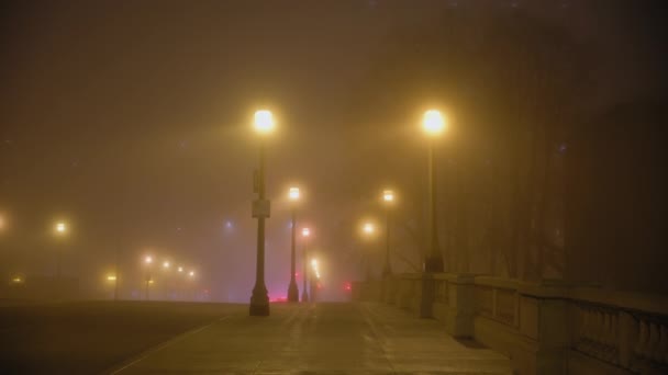 Δειος Δρόμος Από Ομίχλη Νύχτα Οδός Σικάγο Αργή Κίνηση Υψηλής — Αρχείο Βίντεο