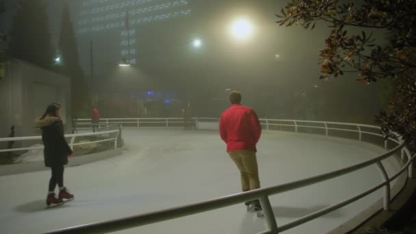 Grupo Pessoas Patinando Pista Gelo Millennium Park Noite Fogy Time — Vídeo de Stock