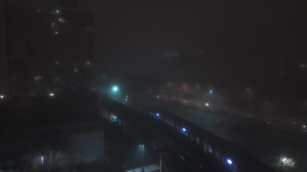 Поезд Проезжает Высотной Тропе Туманную Ночь Элементы Метро Центре Чикаго — стоковое видео