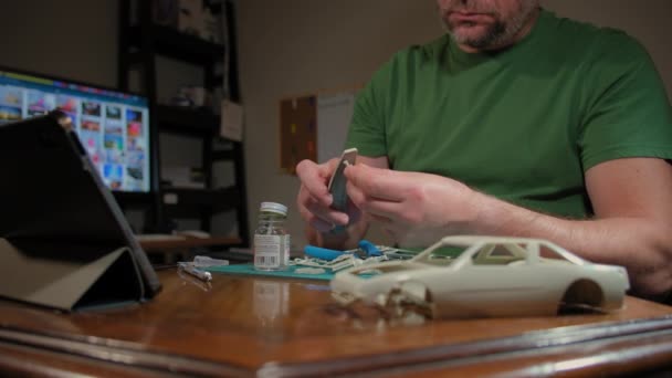Homme Assembleur Modèle Plastique Voiture Dans Pièce Table Selon Les — Video