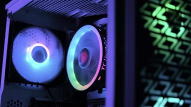 Kişisel bilgisayarı kapatma, modern bilgisayar fanatiğiyle soğutma ünitesi. Yakın çekim. Yüksek kalite 4k görüntü