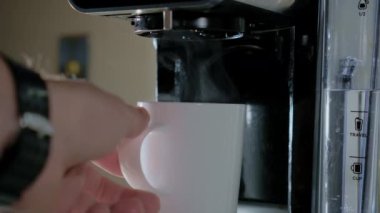 Makineden beyaz fincana dökülen koyu kahvenin yavaş çekim görüntüsü. Ev ya da ofis mutfağında yeni bir kafe. Yakın çekim. Yüksek kalite 4k görüntü