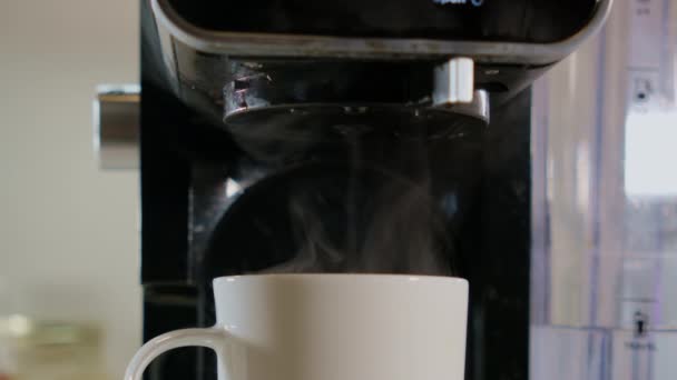 Slow Motion Bilder Svart Kaffe Häller Från Maskinen Till Vit — Stockvideo