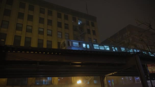 Zug Passiert Hochgleis Bei Nebliger Nacht Der Innenstadt Von Chicago — Stockvideo