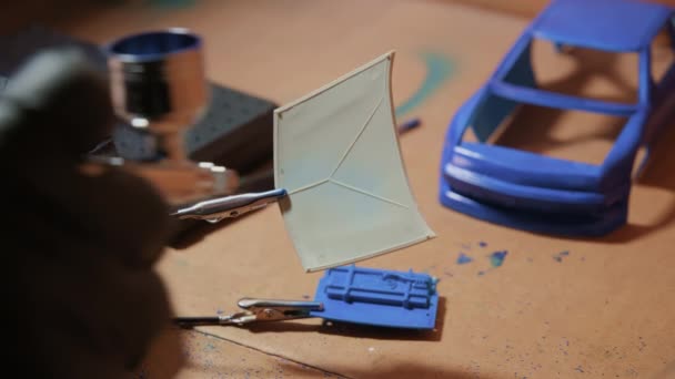 Людина Малює Пластикову Модель Автомобіля Повітряної Щітки Час Хобі Близько — стокове відео