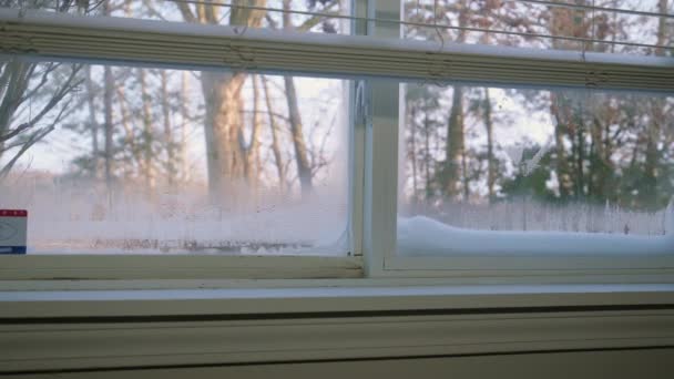 家の古い窓の凝縮された氷の泡 寒い冬の時間 ワイドショット 高品質の4K映像 — ストック動画