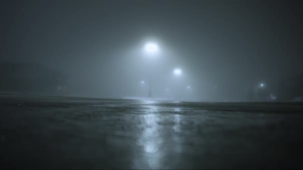 深夜时分 街上的白灯外 一个空旷的停车场里浓雾弥漫 高质量的4K镜头 — 图库视频影像