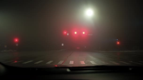 Pov Hlediska Auto Jedoucí Městě Daleko Světla Křižovatce Extrémně Mlhavé — Stock video
