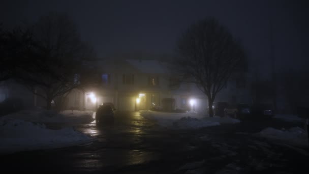 Ευρεία Πλάνα Της Οδού Dark Και Σιλουέτα Ενός Σπιτιού Νύχτα — Αρχείο Βίντεο