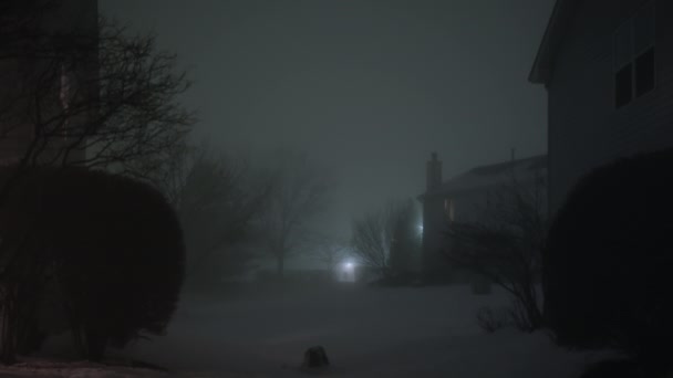 Donkere Straat Silhouet Van Een Huis Nachts Met Zware Mist — Stockvideo