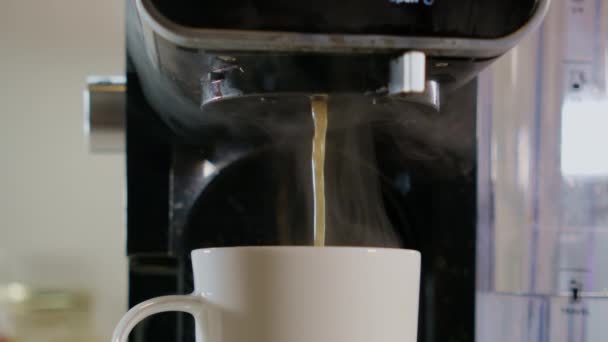 Медленное Движение Кадры Черного Кофе Льется Машины Белый Стакан Кафе — стоковое видео