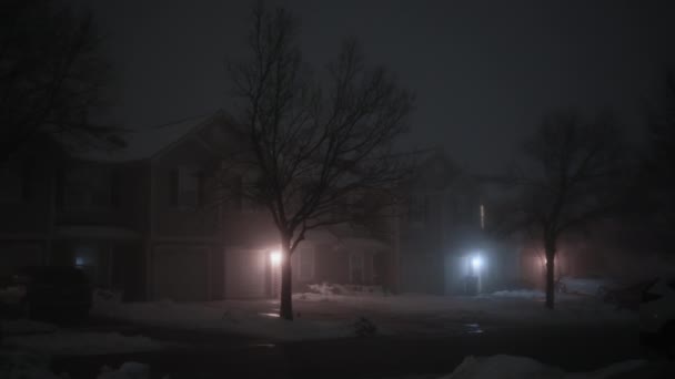 Σκοτεινός Δρόμος Και Σιλουέτα Σπιτιού Νύχτα Πυκνή Ομίχλη Μεγάλη Βολή — Αρχείο Βίντεο