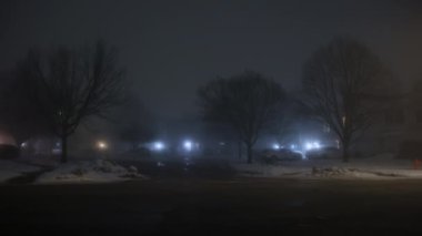 Karanlık caddenin geniş bir görüntüsü ve yoğun sis ile dolu bir evin silueti. Yüksek kalite 4k görüntü