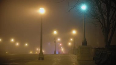 Sisli gece ve sokak lambalarının boş yolu. Chicago sokak fotoğrafı. Ağır çekim. Yüksek kalite 4k görüntü
