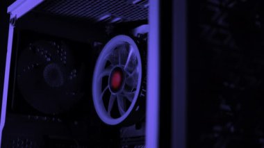 Kişisel bilgisayar, soğutma ünitesi ve modern ışıkların fanı. Yakın çekim. Yüksek kalite 4k görüntü