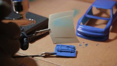 Havalı fırçanın plastik modelini yapan adam. Hobi zamanı. Görüntüleri kapat. Yüksek kalite 4k görüntü