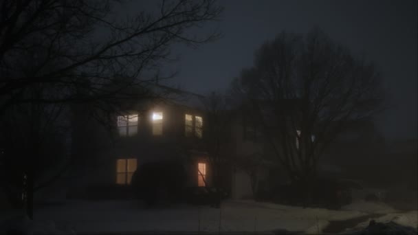 Sötét Utca Egy Ház Sziluettje Világos Ablakokkal Éjszaka Sűrű Köddel — Stock videók
