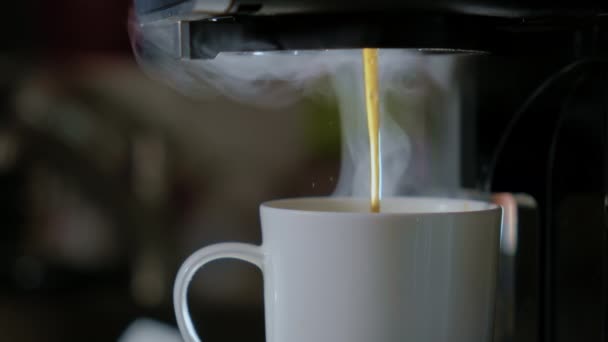 Vista Perto Café Preto Quente Derramando Máquina Para Xícara Branca — Vídeo de Stock