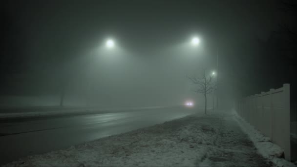Ευρεία Βολή Του Dark Δρόμο Whit Φως Και Αυτοκίνητο Νύχτα — Αρχείο Βίντεο