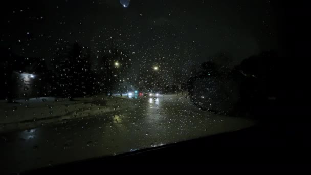 Carro Dirigindo Caminho Cidade Ambiente Nebuloso Chuva Vista Lateral Imagens — Vídeo de Stock