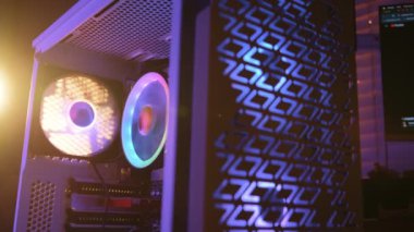 Power 'ın kişisel bilgisayarını kapatın, modern PC' nin havalı ışıklarının fanı ile soğutma ünitesi. - Evet. Yüksek kalite 4k görüntü
