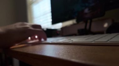 Bilgisayar Klavyesindeki kişi kodu. Kamerayı kapat. Yüksek kalite 4k görüntü