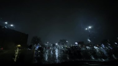 Gece vakti sokak lambaları dışında bir otoparkta sağanak yağmur. Yüksek kalite 4k görüntü